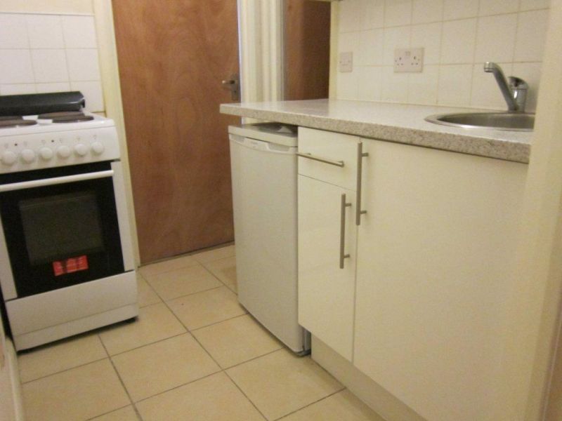 £450 / w - Great located 3 bed flat with outside space close to Westfield Shopping Centre 