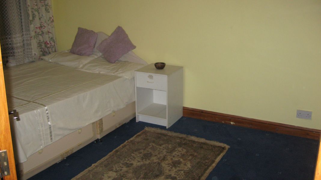 Three Double rooms available for single female or two females or couple
