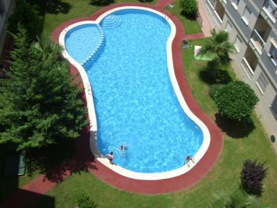 Beautifully furnished quiet 3 bed apartment with pool 5 mins walk to beach and town