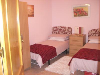 Beautifully furnished quiet 3 bed apartment with pool 5 mins walk to beach and town