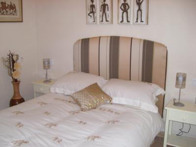 Beautifully furnished quiet 3 bed apartment with pool 5 mins walk to beach and town