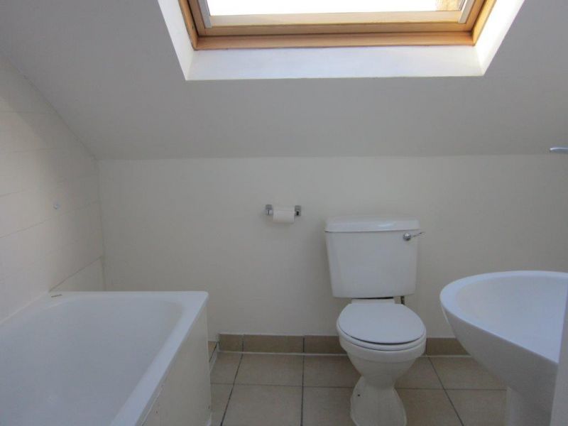 £300pw - Bright and great located 2 bed flat with eat-in kitchen mins from Hammersmith station 