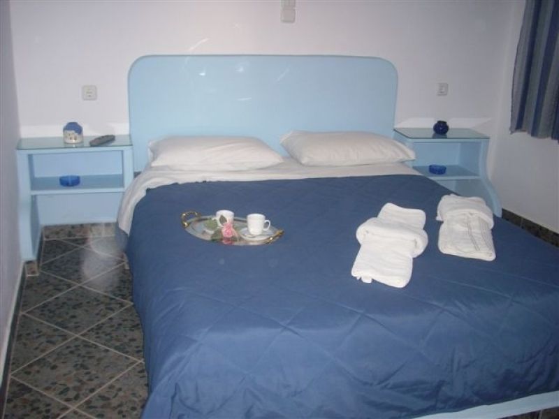 Greece Cyclades island of Milos rent rooms , studios, apartment