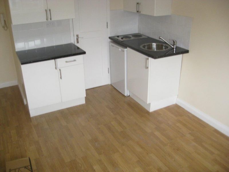 Top Floor double studio - £195pw inc gas and water bills - in Kensington Olympia 