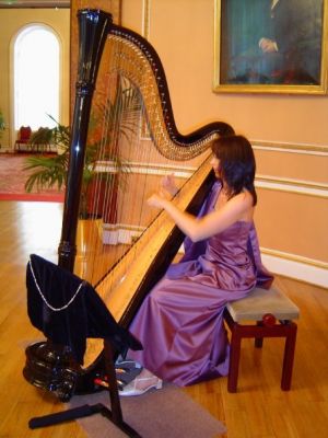 Oona Linnett - Harpist