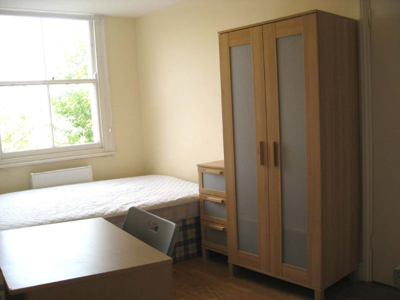 £185 / w - Bright double studio flat close to Hammersmith station available in March 