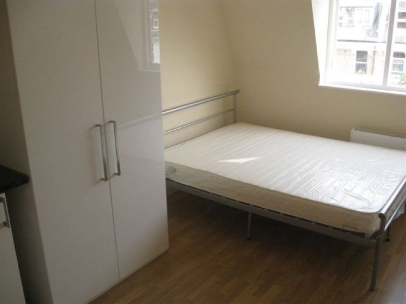 Top Floor double studio - £195pw inc gas and water bills - in Kensington Olympia 
