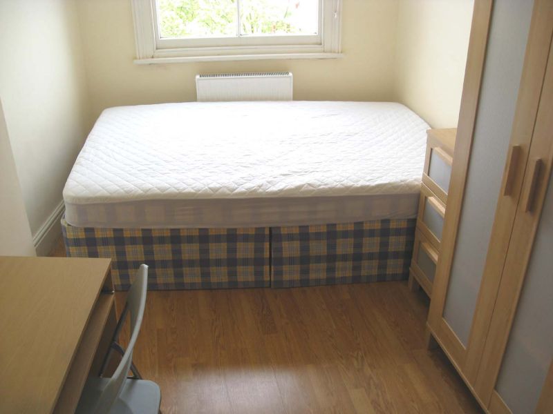 £185 / w - Bright double studio flat close to Hammersmith station available in March 