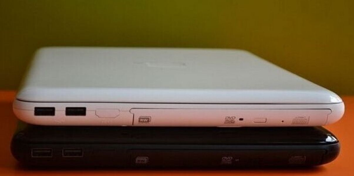 IPHONE laptops 4G memory 320G hard disk 2GB memory DVD drive 64 Win7 system