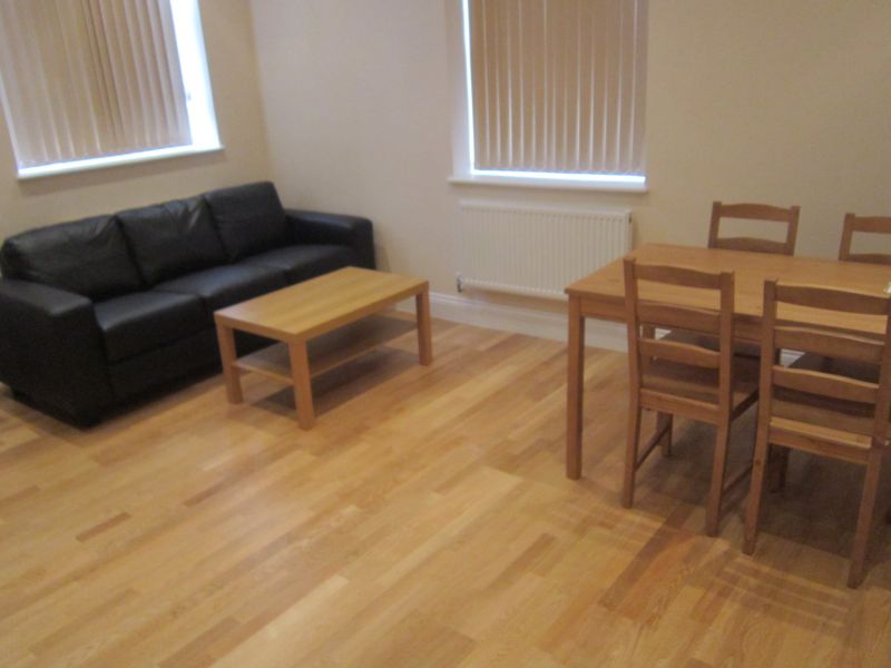 Spacious and bright 1 bedroom flat in perfect location for £310 pw 