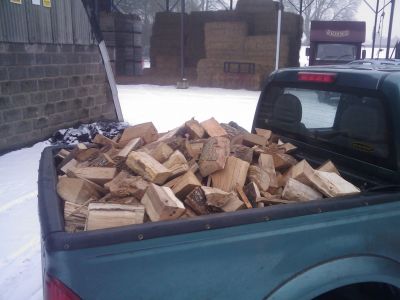 Seasoned or kiln-dried hardwood logs