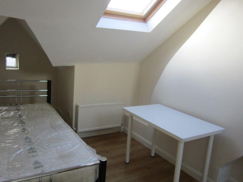 £300pw - Bright and great located 2 bed flat with eat-in kitchen mins from Hammersmith station 